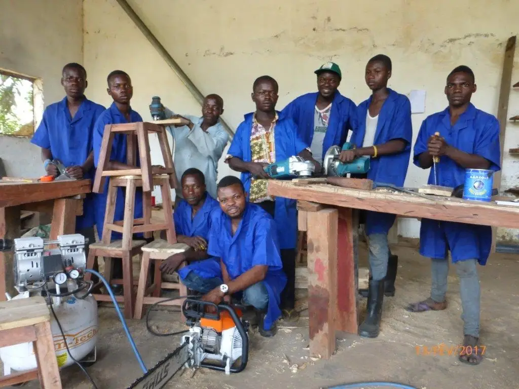 Formación de jóvenes en carpintería en Plateau de Batéké, RDCongo